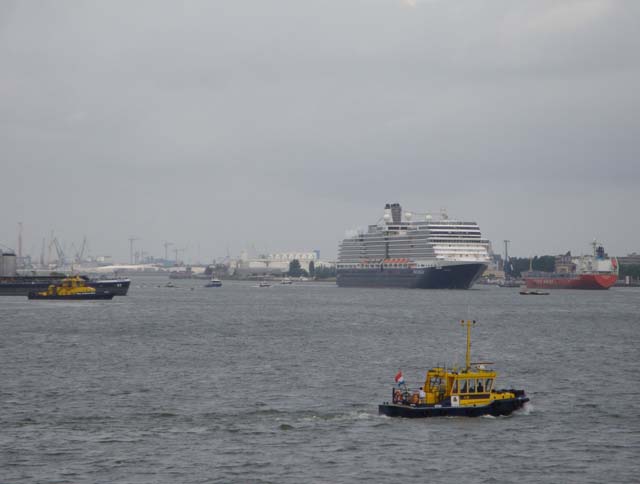 Cruiseschip ms Eurodam van de Holland America Line aan de Cruise Terminal Rotterdam